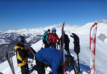 Skitourenfahrer vor strahlend blauem Himmel