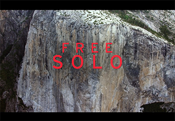 Free Solo rote Schrift auf Berg-Hintergrund
