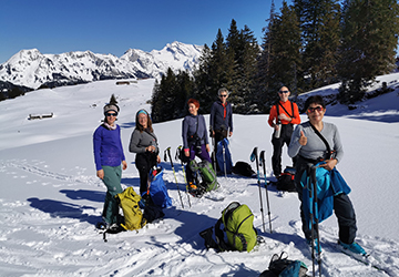 Gruppe Skitourenfahrer beim Pausieren