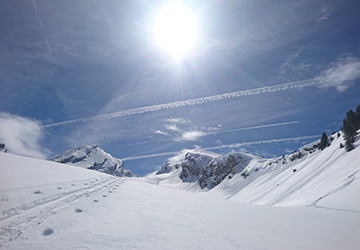Skitourenspuren im Schnee vor Bergpanorama