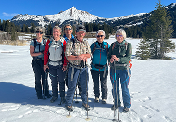 Gruppe Schneeschuhtourengänger vor Bergpanorama