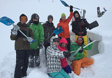 Gruppenbild von Jugendlichen mit Schneeschaufeln
