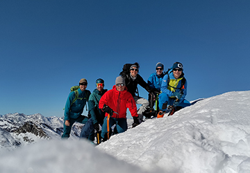 Fröhliche Skitourengänger auf Berggipfel